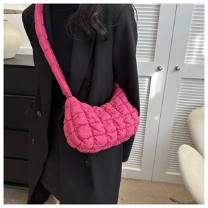 Sac fourre-tout matelassé rose avec surpiqûres ondulées sur l'épaule d'un mannequin
