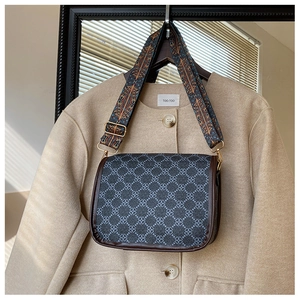 Détail du sac bandoulière vintage avec tissu jacquard et large sangle ethnique