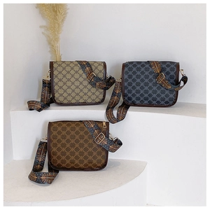 Détails des sacs bandoulière vintage aux motifs géométriques et larges sangles ethniques