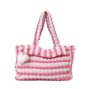 Sac fourre-tout à rayures roses et blanches, texture bulle et pendentif cœur en peluche