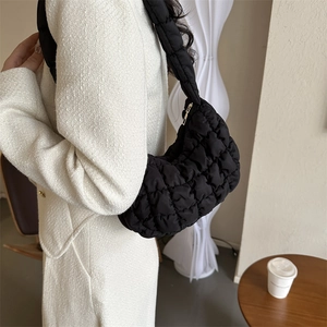 Sac hobo noir matelassé chic avec texture plissée douce et fermeture éclair dorée