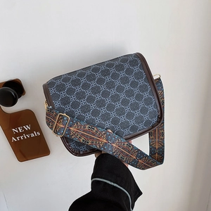 Sac à Bandoulière Femme en Cuir PU Rétro Petit Sac Carré Bandoulière Large Bohème Imprimé Géométrique Monogramme Grande Capacité