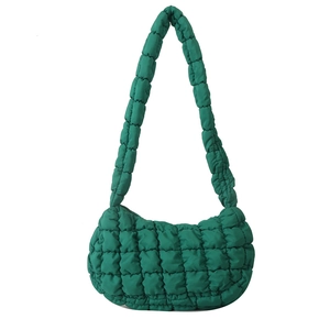 Sac à bandoulière matelassé vert au design bouffant moderne sur fond blanc pur