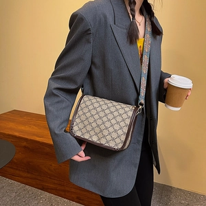 Sac bandoulière rétro à motif monogramme avec large sangle décorative tissée