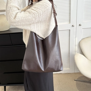 Grand sac cabas hobo en similicuir marron foncé pour femme vue de profil latérale