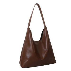 Grand sac fourre-tout marron foncé avec texture en similicuir lisse de style minimaliste