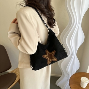 Sac hobo rétro en suédine noire avec écusson étoile marron et chaîne métallique