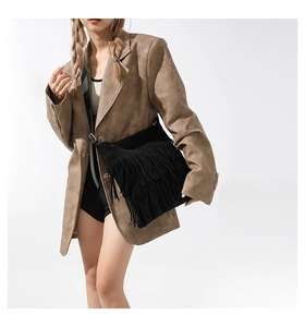 Detail der schwarzen Umhängetasche aus Wildleder mit dreilagigen Fransen im Boho-Stil
