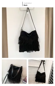 Detailansicht der schwarzen Fransentasche mit Lagenquasten und Wildleder-Materialtextur