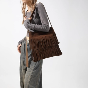 Braune Schultertasche aus Wildleder für Damen mit langen Fransen und minimalistischem Design