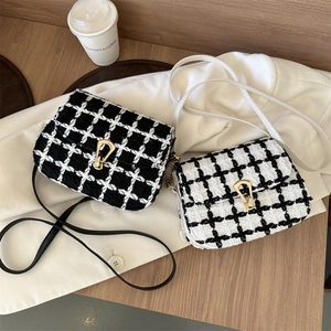 Elegante Plaid-Tweed-Satteltasche mit goldenem Metallverschluss und schmalem Gurt