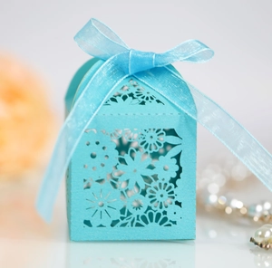 Boîte cadeau élégante bleu clair découpée au laser avec ruban assorti et décor perlé