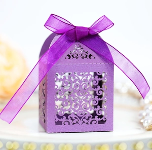Détail du motif floral découpé au laser et du ruban violet sur boîte cadeau de mariage