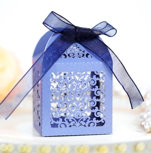 Boîte à bonbons élégante découpée au laser en violet clair avec ruban en organza bleu