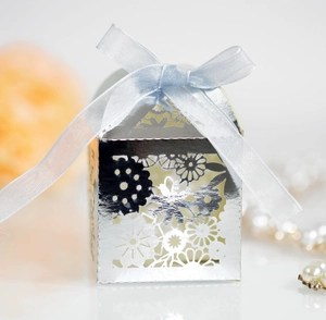 Boîte à bonbons de mariage argentée découpée au laser avec ruban en satin bleu clair