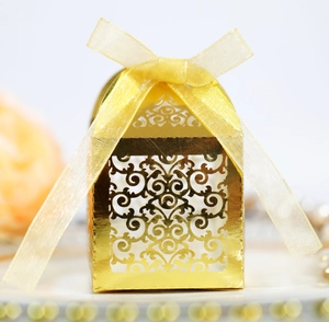 Boîte à bonbons de mariage découpée au laser couleur champagne avec motif floral et ruban