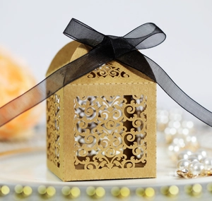 Boîte de mariage en papier kraft découpé au laser avec fleurs et nœud en organza noir