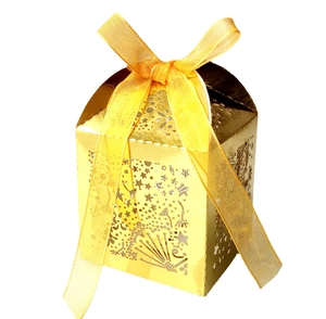 Boîte cadeau dorée découpée au laser pour mariage avec élégant nœud en ruban jaune