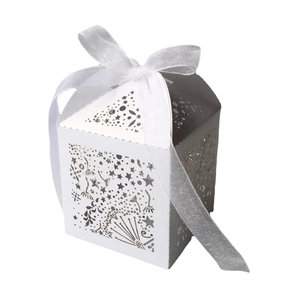 Boîte à bonbons de mariage découpée au laser blanche avec ruban en organza