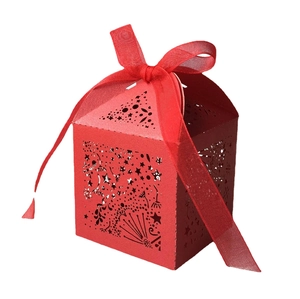 Boîte à bonbons rouge découpée au laser avec motif d'étoiles et ruban pour mariages