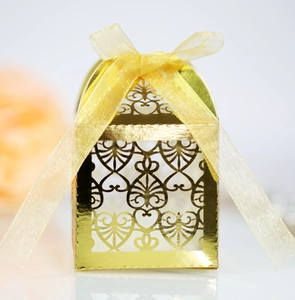 Κομψό χρυσό κουτί δώρου με σχέδιο καρδιάς laser-cut και κίτρινη κορδέλα οργάντζα