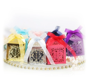 Dettaglio scatole per confetti cinesi tagliate al laser con motivo Double Happiness e nastro