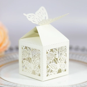 Boîte à bonbons crème découpée au laser avec papillon pour mariage et fêtes chic