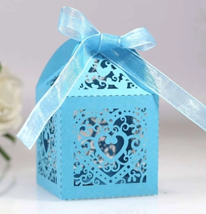 Boîte à bonbons bleu clair découpée au laser avec motif cœur et ruban en satin