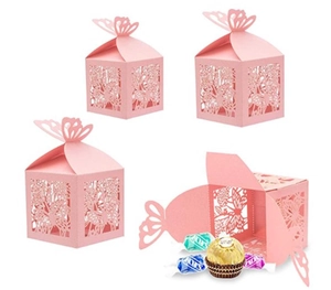 Détail de boîtes à bonbons papillon rose découpées au laser montrant l'espace intérieur