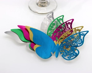 Stickers papillons découpés au laser en couleurs métallisées sur une surface blanche