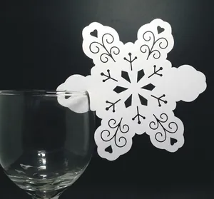 Cartes de place ajourées en forme de flocon pour verres à vin lors de mariages et fêtes