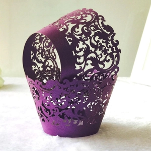 Caissettes à cupcakes violettes découpées au laser avec motifs de fleurs ajourés