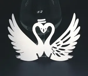 Cartes de placement cygne blanc en papier découpé au laser pour verres de mariage