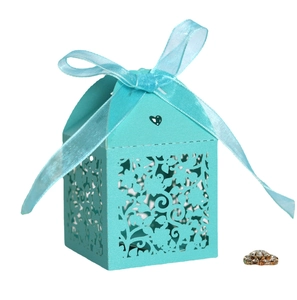Scatola per caramelle nuziale blu Tiffany tagliata al laser con nastro e fiori