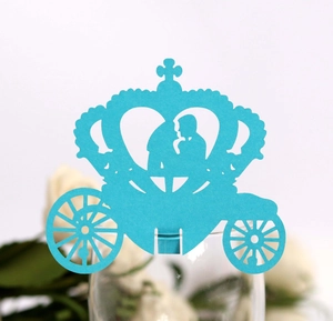 Marque-places bleus découpés au laser en forme de carrosse pour décoration de mariage