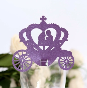 Marque-place carrosse violet à paillettes avec découpe laser pour verres de mariage