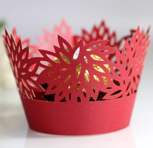 Détail de caissette à cupcake rouge découpée au laser avec motif floral évidé et bonbon