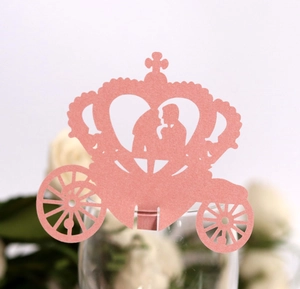 Marque-place carrosse rose découpé au laser pour décoration de table de mariage