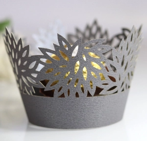 Caissettes à cupcakes découpées au laser en papier perlé gris foncé avec chocolat