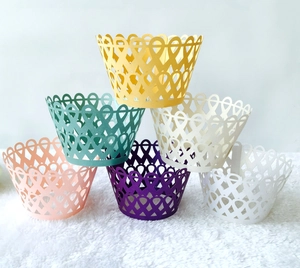 Détail de caissettes à cupcakes découpées au laser en six couleurs sur fausse fourrure