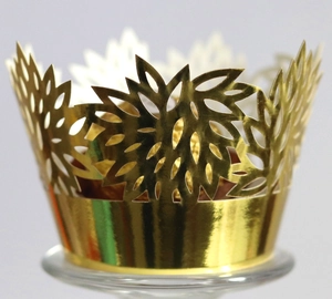 Caissettes à cupcakes dorées découpées au laser avec motif de feuilles élégantes
