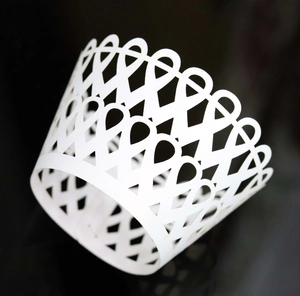 Vue détaillée des caissettes à cupcakes blanches découpées au laser avec motifs ajourés