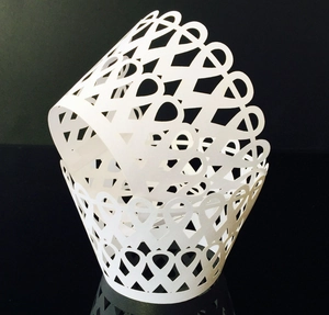 Détails de caissettes à cupcakes blanches découpées au laser avec motifs de cœurs