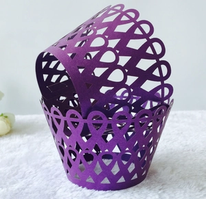 Caissettes à cupcakes violettes découpées au laser avec motifs cœurs pour mariage