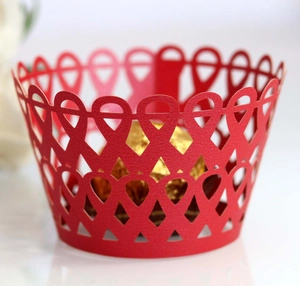 Détail de la caissette à cupcake rouge ajourée avec motifs de cœurs découpés au laser