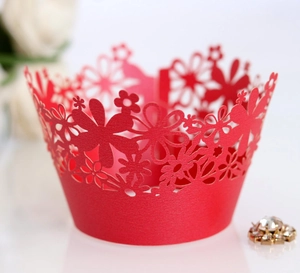 Detaillierte lasergeschnittene hohle florale Cupcake-Hülle in kräftigem Rot für Hochzeiten