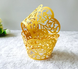 Gouden lasergesneden cupcake wrappers met verfijnde bloemenpatronen voor feesten