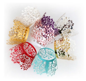 Caissettes à cupcakes découpées au laser motif arbre en couleurs métalliques assorties