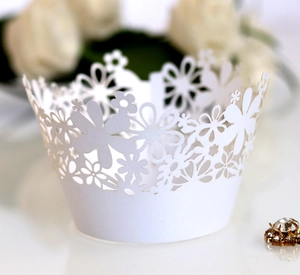 Elegante weiße lasergeschnittene Blumen-Cupcake-Förmchen für Hochzeiten und Bankette
