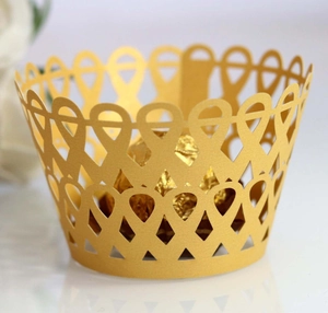 Contours de cupcake dorés découpés au laser avec motifs de cœur pour décoration